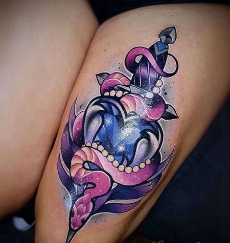 New School大腿匕首宝石蛇纹身图案