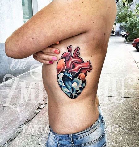 New School侧腰心脏纹身图案