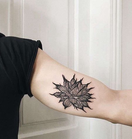 线条大臂荷花纹身图案