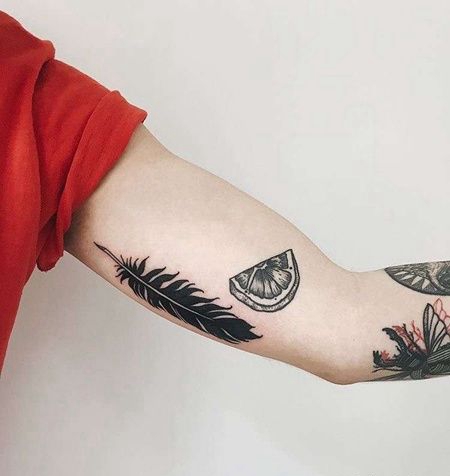 大臂羽毛纹身图案