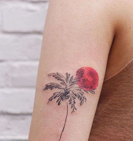 线条大臂椰子树纹身图案