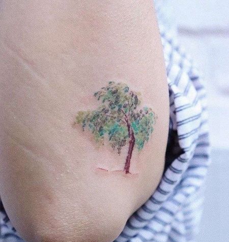 水彩大臂树纹身图案