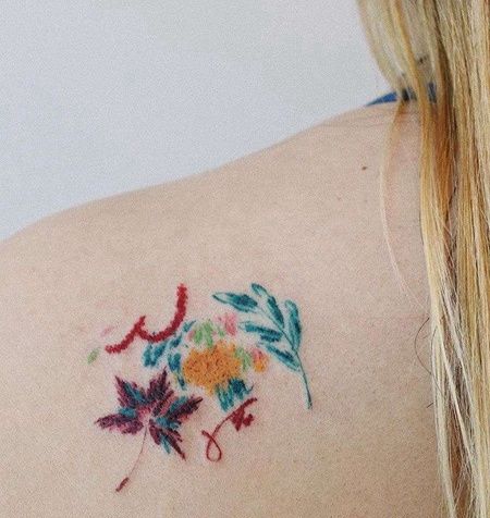 水彩后肩叶子纹身图案