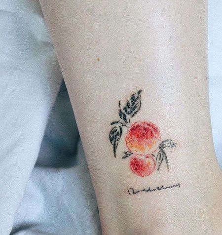 水彩小腿桃子纹身图案