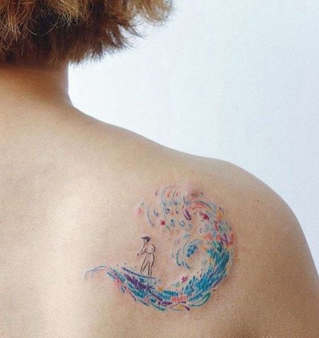水彩后肩海浪纹身图案