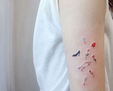 水彩大臂手玫瑰纹身图案