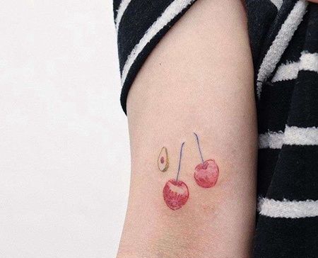 水彩大臂樱桃纹身图案