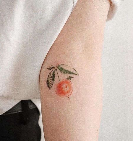 水彩小臂桃子纹身图案