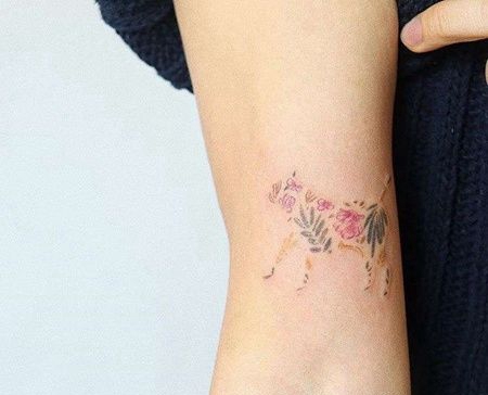 水彩大臂猫植物纹身图案