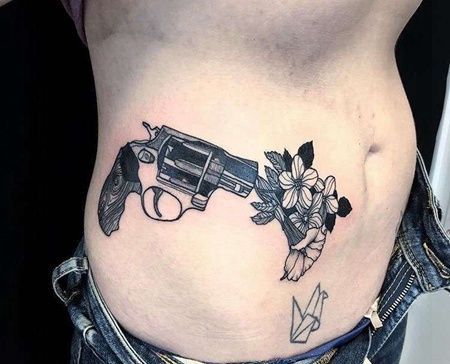 New School腹部手枪花卉纹身图案