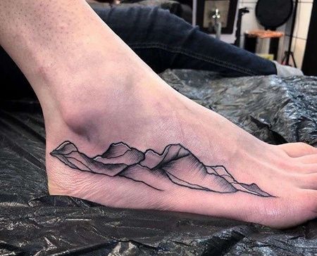 线条脚山纹身图案