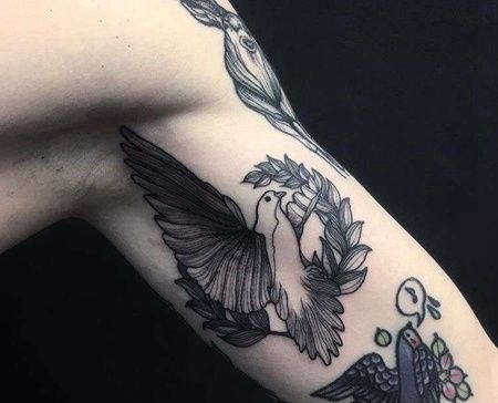 线条大臂鸽子纹身图案