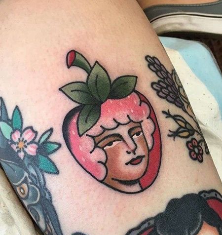 大腿草莓女人纹身图案