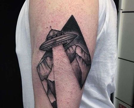 点刺大臂飞碟山纹身图案