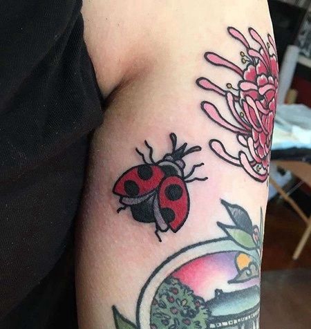 Old School大臂瓢虫纹身图案