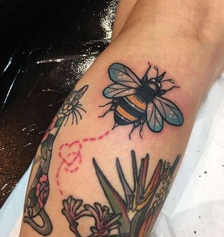 Old School小腿蜜蜂纹身图案