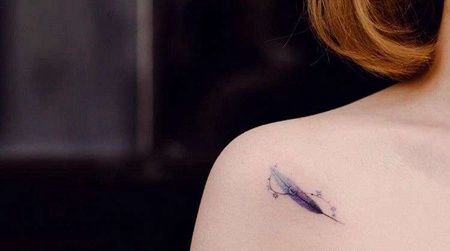 水彩锁骨羽毛纹身图案