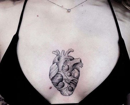 点线前胸心脏纹身图案