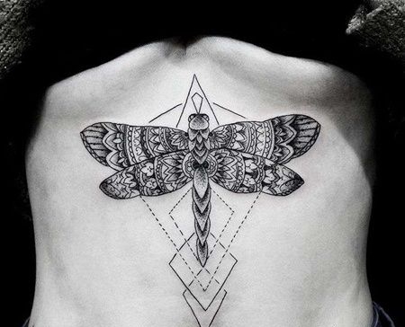 几何腹部蜻蜓纹身图案