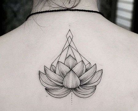 线条后背荷花纹身图案
