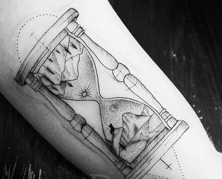 线条大臂沙漏纹身图案