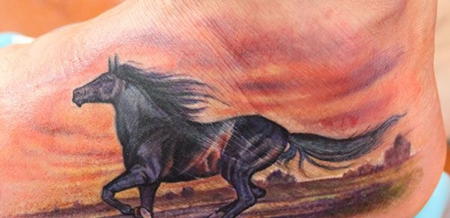 脚部奔驰的马纹身图案