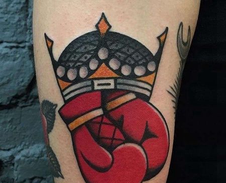 Old School大臂拳击手套皇冠纹身图案