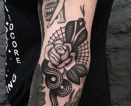 Old School胳膊玫瑰蛇纹身图案