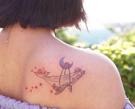 后肩鲸鱼月亮纹身图案
