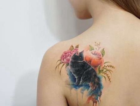 水彩后肩猫花卉纹身图案