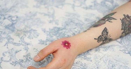 小清新手背花卉纹身图案