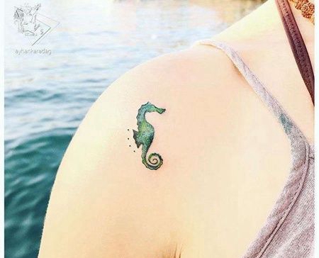 New School大臂海马纹身图案