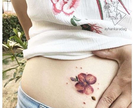 水彩腹部樱花纹身图案