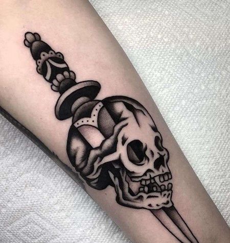 Old School小臂骷髅匕首纹身图案