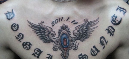胸前的翅膀和哥特字母的组合纹身