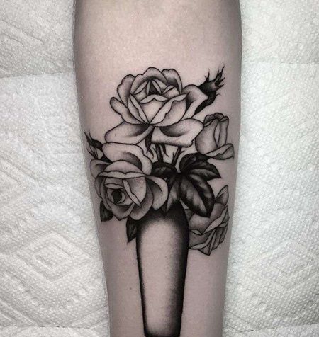 New School小臂玫瑰花瓶纹身图案