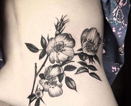 后腰花卉纹身图案