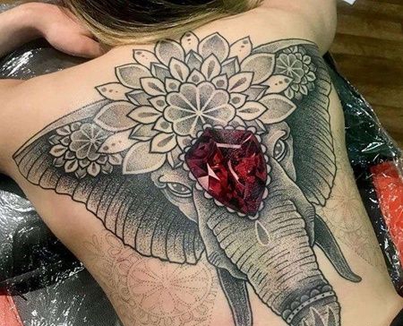 点刺后背大象宝石纹身图案