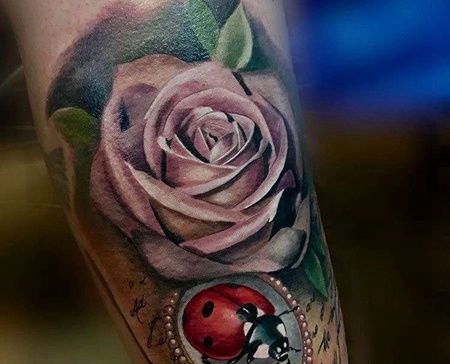 水彩小腿玫瑰瓢虫纹身图案