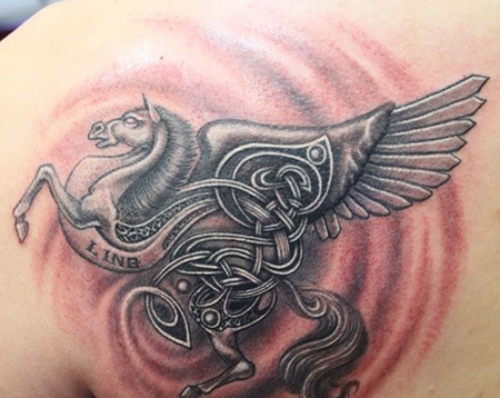 肩部凯尔特天马纹身图案