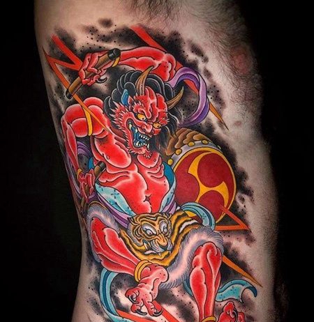 日式侧腰雷神纹身图案