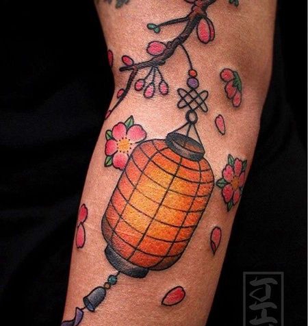 新传统胳膊樱花灯笼纹身图案
