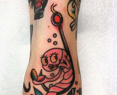 Old School胳膊鱼钩蚯蚓纹身图案