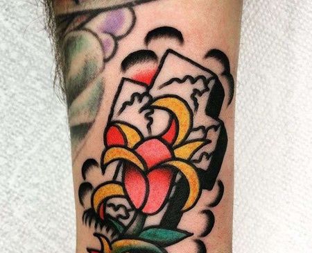 Old School小臂十字架花卉纹身图案