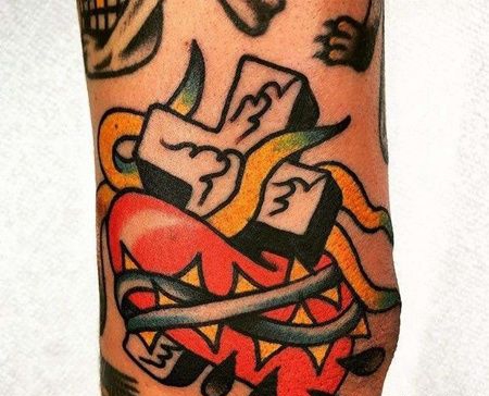 Old School大臂十字架心纹身图案