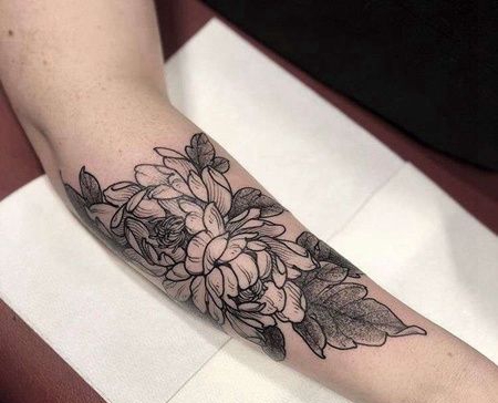 线条小臂牡丹纹身图案