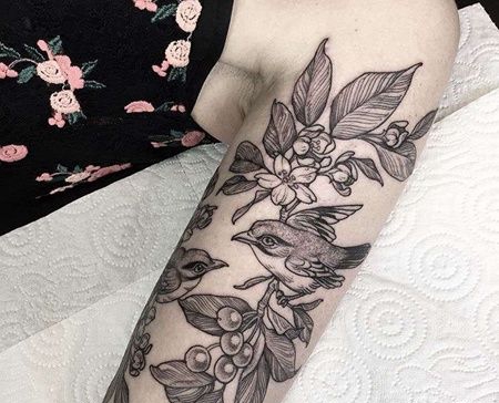 线条大臂鸟叶子纹身图案