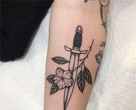 小臂匕首花卉纹身图案