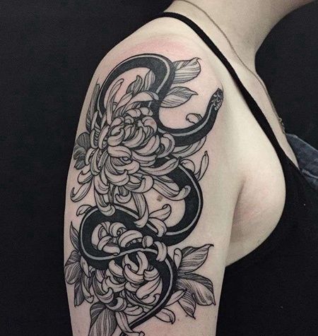 线条大臂菊花蛇纹身图案