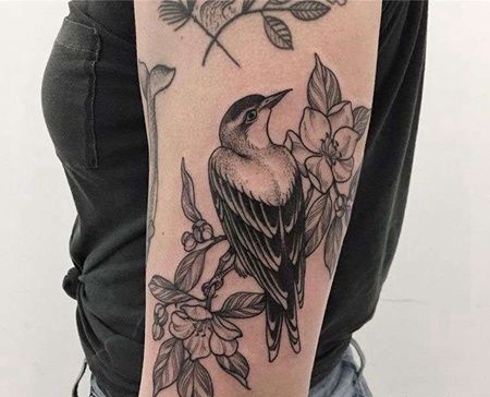 大臂鸟花卉纹身图案